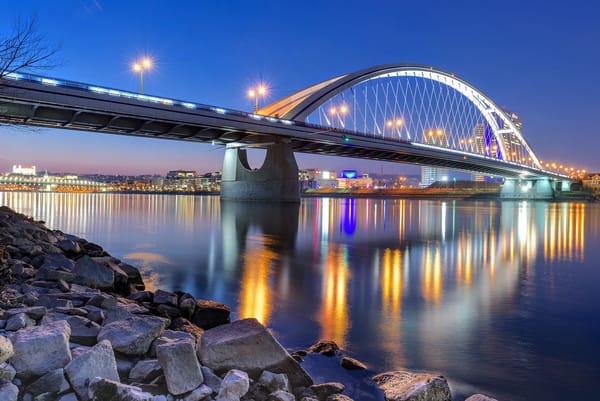 Обои Мост Аполлон через реку Дунай в Братиславе, освещение, мост, сумерки, река Дунай, Братислава, Словакия, огни