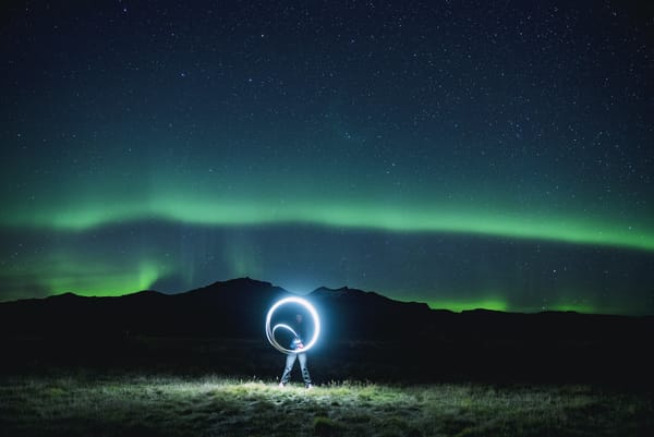 Обои неон, рука, ночь, свет, канон, зеленое небо, boreali Аврора, женщина, девочка, другие, длинная выдержка, Исландия