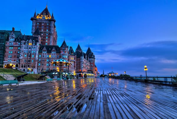 Обои Квебек, Канада, Шато-Фронтенак, Québec, город, Château Frontenac, вечер, скамейки, мостовая, замок