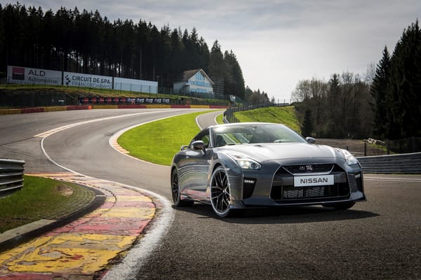 Обои Nissan, вид спереди, track, трасса, GT-R, ниссан, car, серебристый, авто