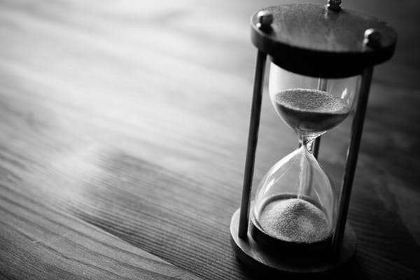 Обои sand, hourglass, black and white