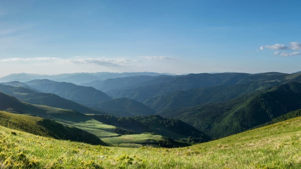 Обои Болгария, облакаTodorka, луга, небо, Pirin Mountains, горы, солнце, поля