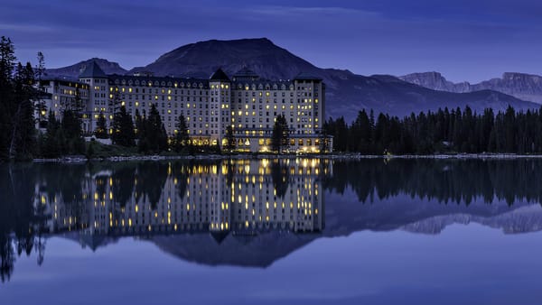 Обои Lake Louise, освещение, сумерки, вечер, Национальный Парк, Canada, Альберта, озеро, горы, отель, Banff National Park, Банф, Канада, отражение, Alberta