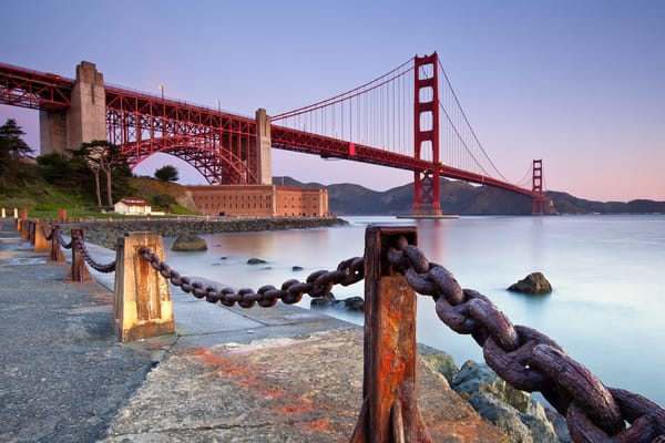 Обои камни, США, мост, Golden Gate Bridge, San Francisco, United States, ограда, цепи, USA, вечер, Сан-Франциско, город, пролив, California, Золотые Ворота, Калифорния