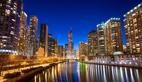 Обои Чикаго, набережная, блики, ночной город, здания, небоскрёбы, Chicago, река