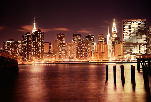 Обои Manhattan, высотки, USA, город, США, дома, Крайслер-билдинг, Эмпайр-стейт-билдинг, New York, NYC, река, New York City, Нью-Йорк, Empire State Building, свет, Манхэттен, огни, Chrysler Building, небоскребы, здания, вечер