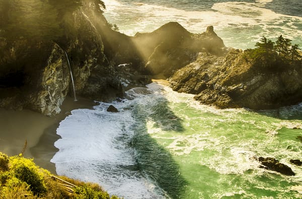 Обои USА, California, пляж, скалы, лучи, водопад, Monterey County, свет, Mcway Falls