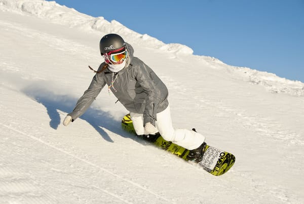 Обои snowboard, горы, зима, девушка, спуск, снег, сноубординг, сноубордист, ратрак