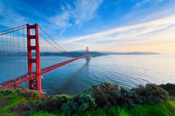 Обои Сан-Франциско, машины, небо, шоссе, древья, California, San Francisco, США, залив, трава, Калифорния, Golden Gate Bridge, USA, Золотые Ворота, мост, дорога, город, вода