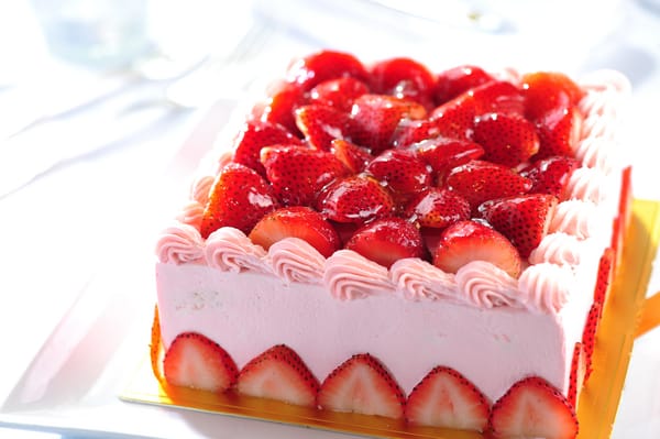 Обои торт, strawberries, dessert, пирожное, food, cheesecake, ягоды, berries, чизкейк, cake, крем, сладкое, клубника, еда, десерт