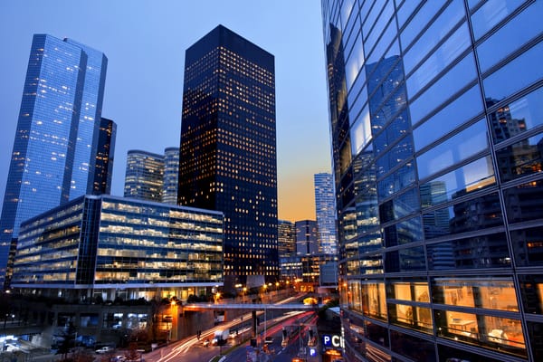Обои небоскребы, машины, окна, Дефанс, мост, La Défense, Париж, здания, France, Франция, город, ночь, Paris, свет, огни, дороги