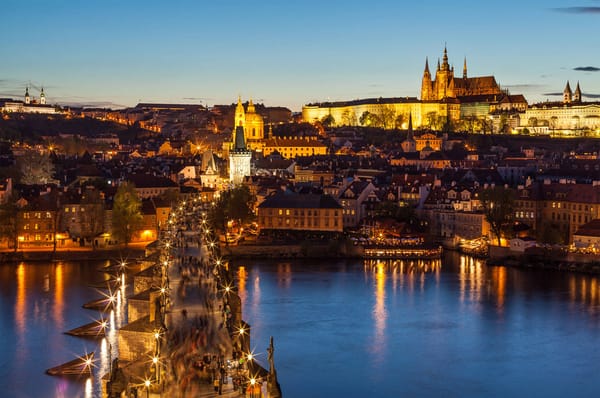 Обои Градчаны, люди, Карлов мост, архитектура, освещение, здания, Prague, вид, Česká republika, Прага, фонари, панорама, Влтава, мост, река, город, Praha, Чехия, огни, Czech Republic, Karlův most, Hradčany, дома