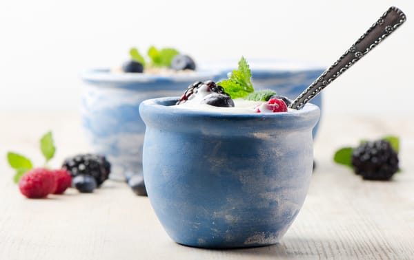 Обои cream, черники, blackberries, йогурт, крем, fruits, cups, raspberries, фрукты, малина, milk, ежевики, десерт, dessert, yogurt, blueberries, еда