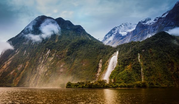Обои Milford Sound, фьорд, Милфорд-Саунд, горы, Bowen River, Lady Bowen Falls, Новая Зеландия, водопад Леди Боуэн, река Боуэн, New Zealand