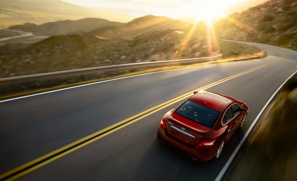 Обои размытость, nissan maxima, дорога, холмы