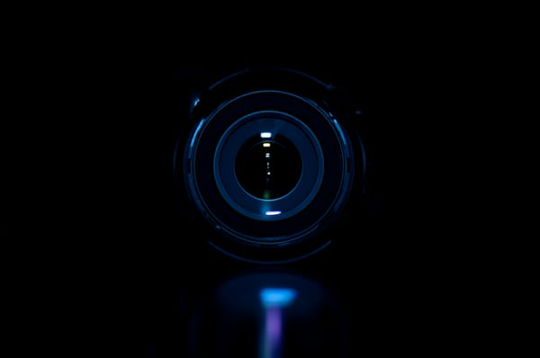 Обои макро, темнота, фотоаппарат, фотография, macro, объектив
