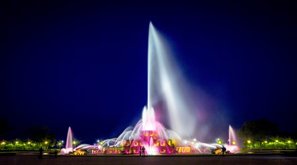 Обои Чикаго, один из самых больших фонтанов в мире, Грант-Парк, Buckingham Fountain, Букингемский Фонтан, фестиваль огней, вечернее водо-цвето-шоу - представление, Chicago, центр