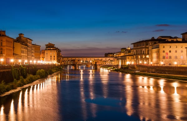 Обои Venice, Florence, огни, Венеция, river, Понте Веккио в сумерках, океан, Италия красивая, небо, Ponte Vecchio at dusk, Ночь, Night, Флоренция, beautiful italy, город, здания, clouds, облака, sky, море, lights, buildings, city