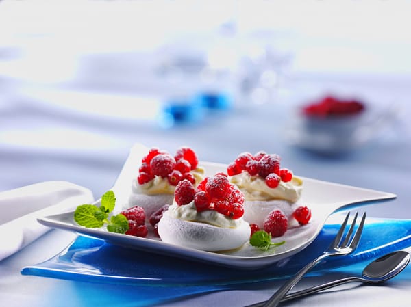 Обои cream, red currants, десерт, mint, raspberries, сладкое, крем, малина, красная смородина, dessert, еда