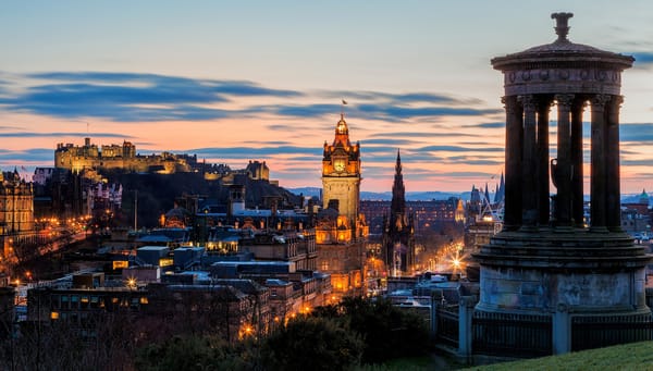 Обои Dugald Stewart Monument, панорама, Edinburgh, Scotland, вечер, Calton Hill, город, закат, Шотландия, Эдинбург
