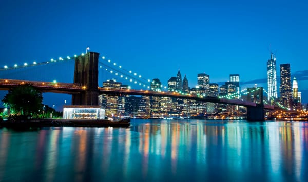 Обои Manhattan, New York City, cityscape, огни, World Trade Center, дома, мост, East river, вечер, Manhattan Bridge, река