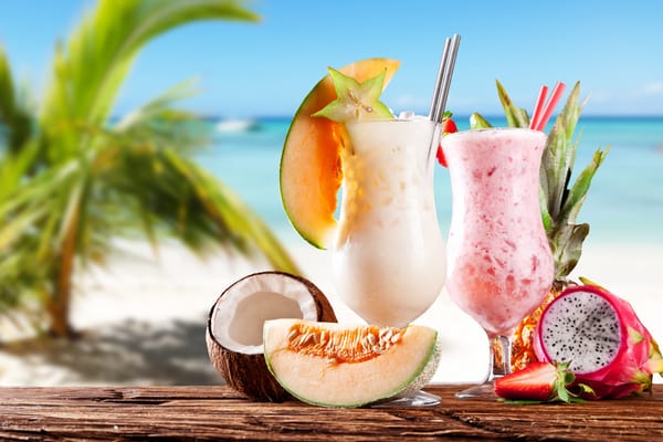 Обои strawberry, клубника, sea, coconut, молочные коктейли, дыня, море, ананас, кокос, beach, pineapple, melon, milkshakes, пляж