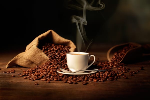 Обои coffee beans, bag, Cup, ложка, coffee, мешок, кофейные зерна, shoulder, spoon, coffee aroma, чашка, кофе, лопатка, кофейный аромат