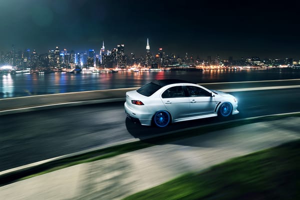 Обои Evolution, поворот, эволюшн, Mitsubishi, город, небоскрёбы, белый, скорость, Vossen Wheels, white, мегаполис, лансер, Lancer, ночь, митсубиси