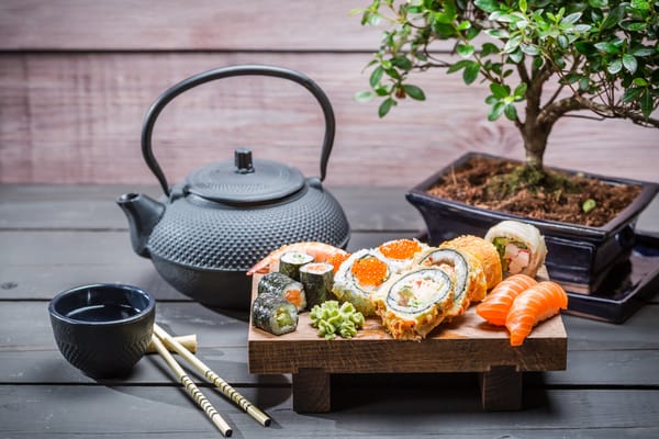 Обои чайник, soy sauce, соевый соус, tea tree, японская кухня, суши, Japanese cuisine, дерево, sushi, rolls, роллы