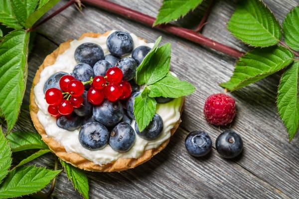 Обои ягодный кекс, листья мяты, fruit cake, raspberry leaves, mint leaves, Вкусный десерт, листья малины, Delicious dessert
