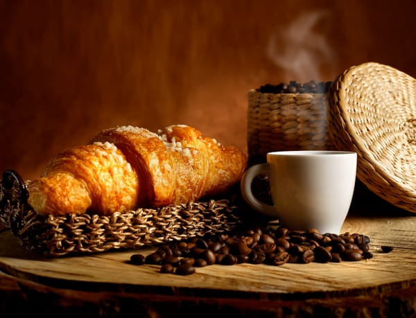 Обои coffee beans, кофейные зерна, аромат, croissants, кофе, круассаны, coffee, aroma, basket, корзинка