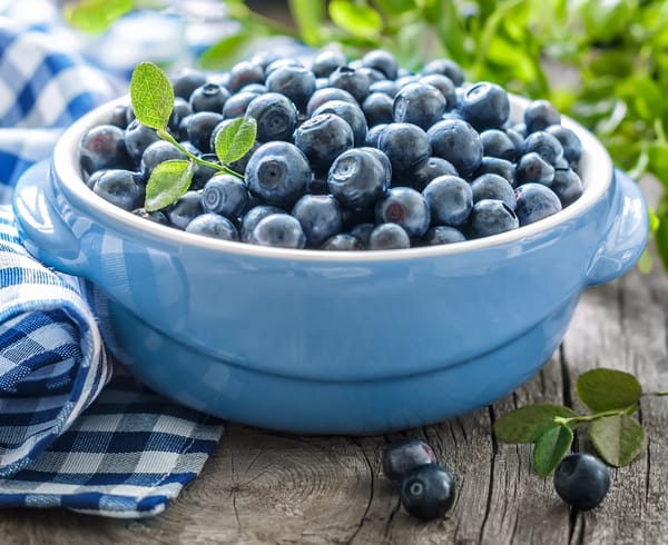 Обои листики, миска, leaves, bowl, fresh berries, черника, napkin, свежие ягоды, салфетка, blueberries