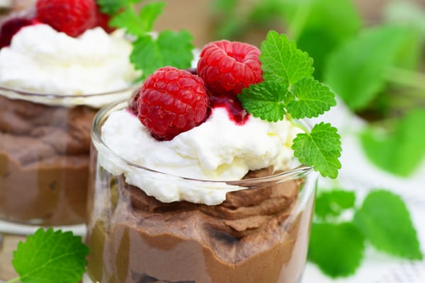 Обои dessert, листики мяты, десерт, ягоды малинки, chocolate dessert, raspberries, шоколадно десерт, berries, mint leaves