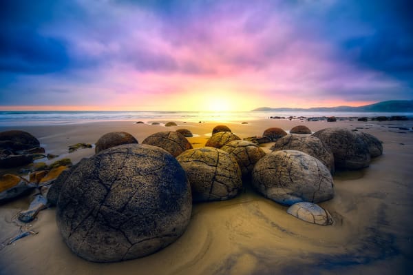 Обои восход, Moeraki Boulders, камни, небо, Новая Зеландия, песок, океан, пляж, валуны Моераки