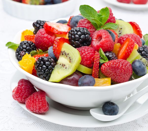 Обои strawberry, kiwi, десерт, фрукты, berries, клубника, fruit salad, raspberry, dessert, фруктовый салат, ягоды, малина, киви, fruits, strawberries, ежевика