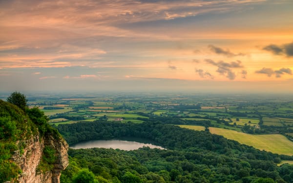 Обои лес, North York Moors National Park, Sutton Bank, облака, Yorkshire, озеро, небо, долина, горы