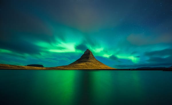 Обои Kirkjufell, aurora borealis, сландия, северное сияние, отражение, Iceland, reflection
