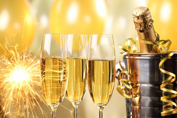 Обои Happy, шампанское, бутылка, бенгальские огни, New Year, golden, champagne, ведерко, holiday, серпантин, Новый Год, бокалы, шары, celebration
