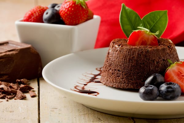 Обои dessert, клубника, десерт, сладкое, ягоды, черника, strawberries, blueberries, еда
