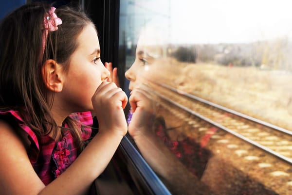 Обои pretty little girl, sadness, милый, одинокие, lonely, печаль, дети, train window, reflection, хорошенькая девочка, children, cute, окна поезда, отражение, child, ребенок