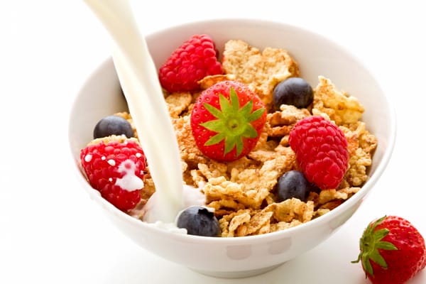 Обои fruit, blueberries, завтрак, breakfast, кукурузные хлопья, raspberries, cornflakes, малина, milk, фрукты, клубника, молоко, strawberries, еда, черника