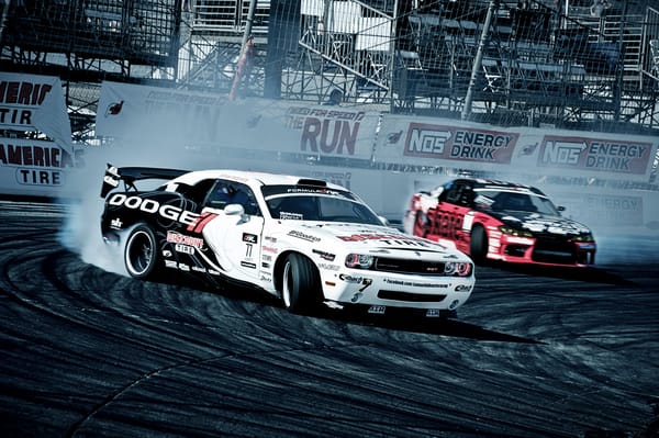 Обои Dodge, Nissan, соревнования, додж, челленджер, silvia, formula drift, Challenger, ниссан, S15, сильвия, шоу, трибуны, дрифт, дым