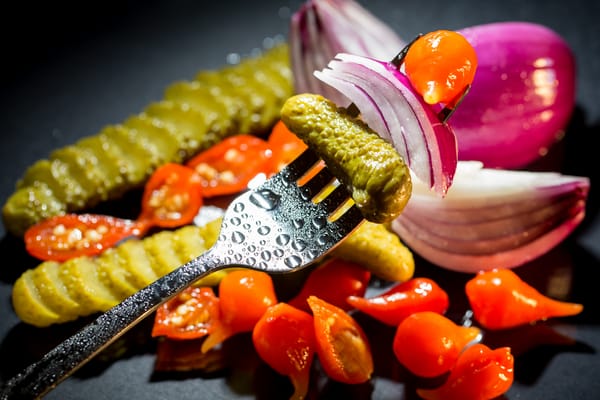 Обои vegetables, лук, маринованные огурцы, овощи, помидоры, вилка, cucumber, tomato