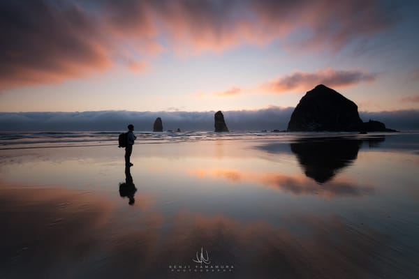Обои Cannon Beach, photographer, человек, небо, Haystack Rock, USA, Oregon, облака, Kenji Yamamura