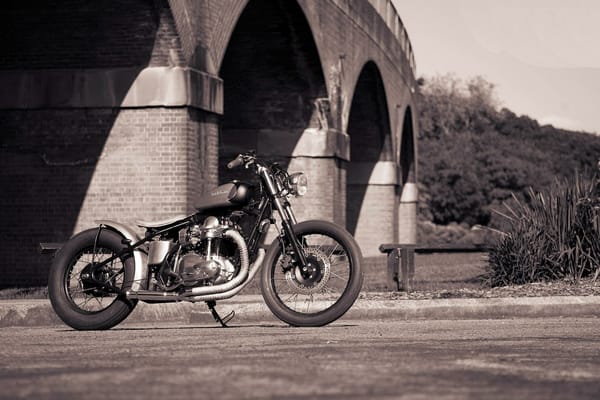 Обои Kawasaki W650, боббер, Bobbersake V1, DeusEsMachina, мост, мотоцикл, стиль