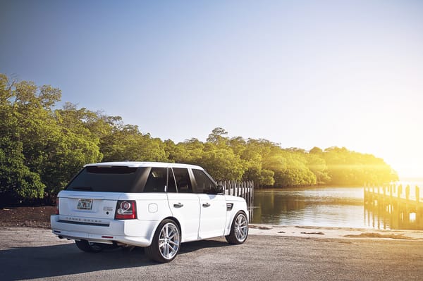 Обои Land Rover, солнце, блик, причал, рендж ровер, белый, white, речка, лэнд ровер, спорт, Sport, Range Rover, древья