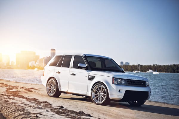 Обои Land Rover, город, рендж ровер, блик, солнце, спорт, песок, Sport, пляж, лэнд ровер, небоскрёбы, white, яхты, белый, речка, мегаполис, Range Rover
