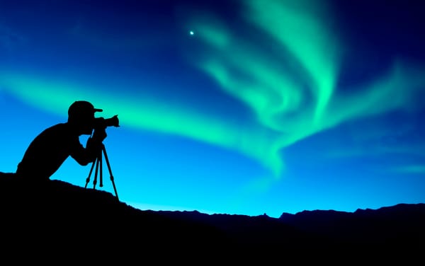 Обои фотоаппарат, beautiful, силуэт, красивый фон, фотограф, природа, снимает, northern lights, photographer, северное сияние, камера
