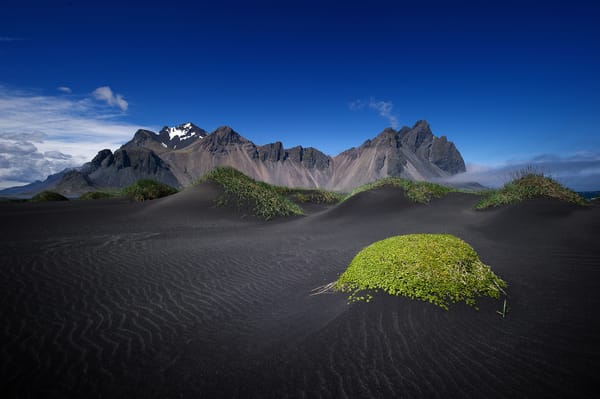 Обои чёрный песок, Vestrahorn, горы, Stockksness, Исландия, небо, трава