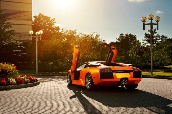 Обои Lamborghini, мурселаго, ламборджини, orange, ламбо двери, брусчатка, ламборгини, Murcielago, фонарный столб, блик, оранжевый, открытые двери, цветы